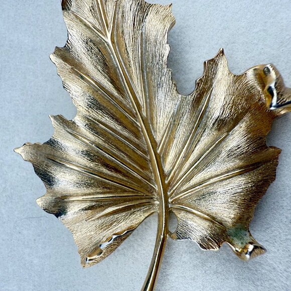 Vintage Crown Trifari Gold Tone Maple Leaf Brooch Pin Textured Detail Fall Jewel - Picture 3 of 6